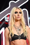 TaylorMomsen_2025VMAs_34_3337c9317d66a981