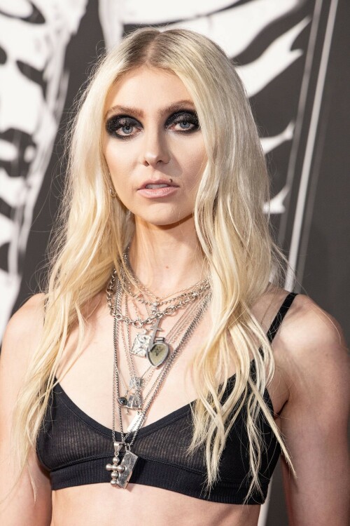 TaylorMomsen_2025VMAs_46_13c8a9b6836a24ec.jpeg