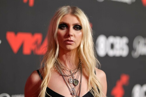TaylorMomsen_2025VMAs_48_e29790e3c126f83b.jpeg