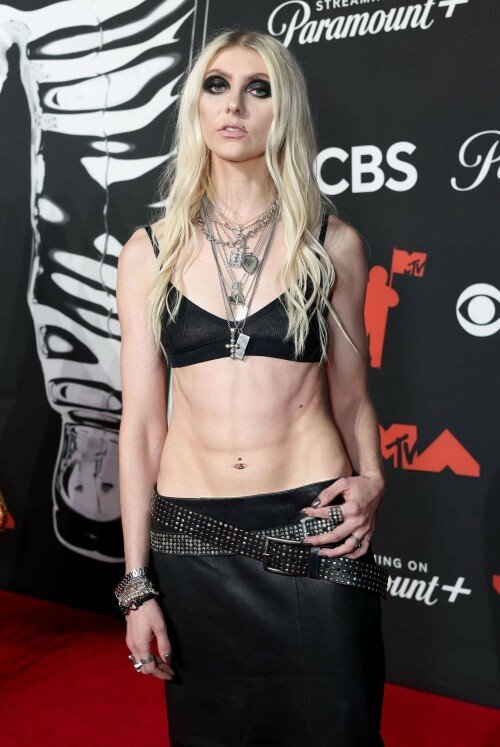 TaylorMomsen_2025VMAs_49_d04d2a8c491d984a.jpeg