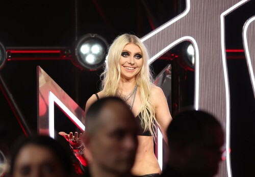 TaylorMomsen_2025VMAs_51_7983f3a8b5a3c7c4.jpeg