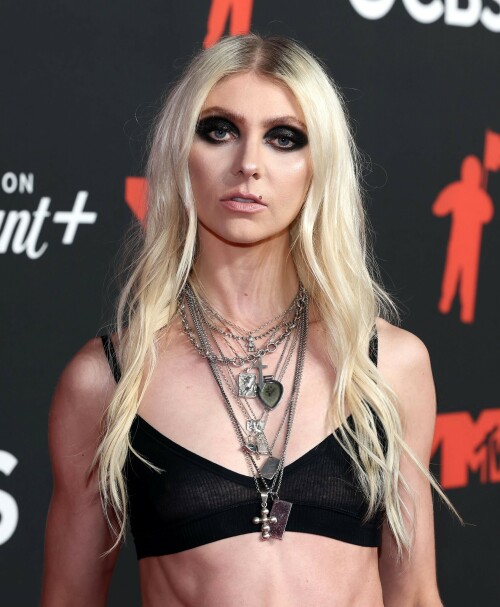 TaylorMomsen_2025VMAs_57_9438609e63b079a1.jpeg