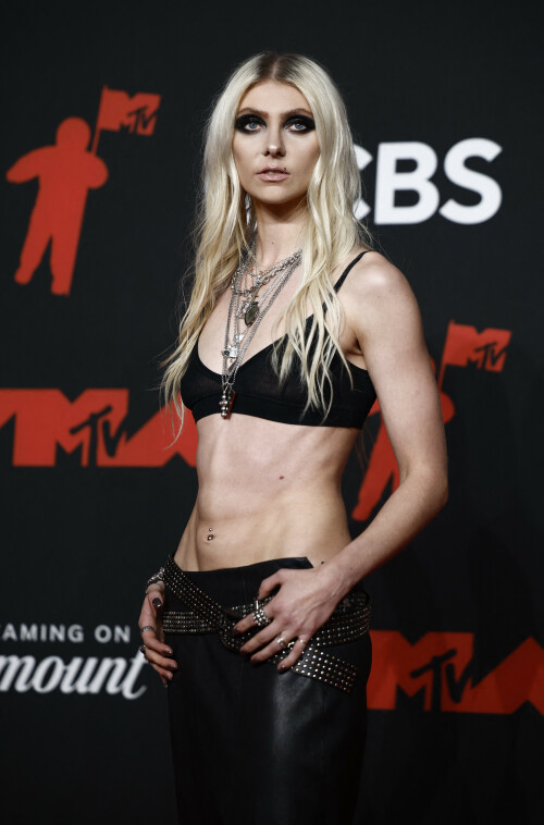 TaylorMomsen_2025VMAs_60_c84f9d75e7d639d5.jpeg