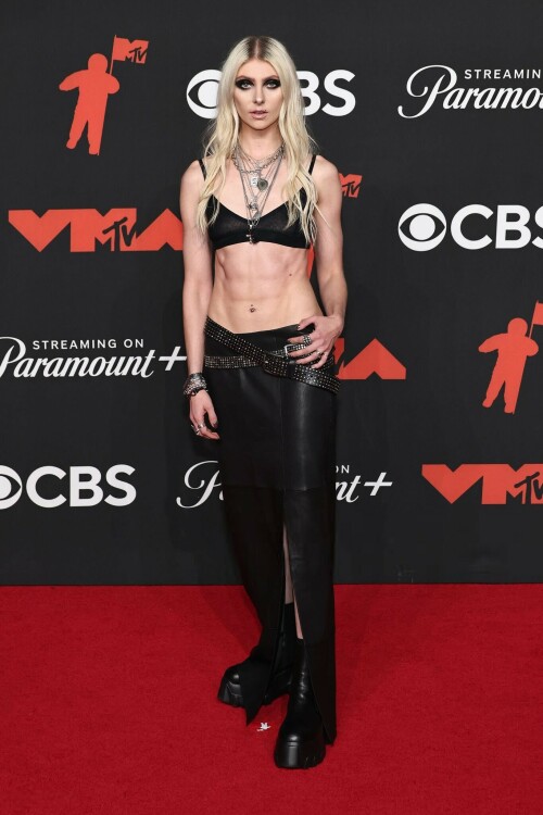 TaylorMomsen_2025VMAs_6_aa68fa91d76067c5.jpeg