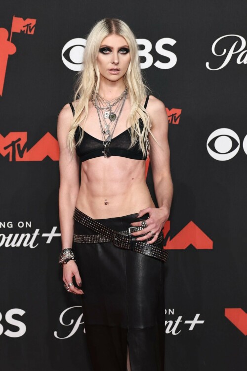 TaylorMomsen_2025VMAs_7_a19b948f97332bf8.jpeg