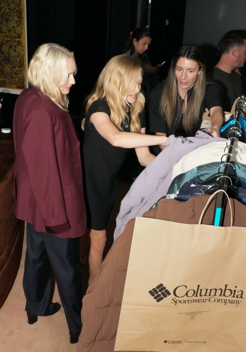 AmandaSeyfried_September82025_Candids_2_5cf02f7619a44db7.jpeg