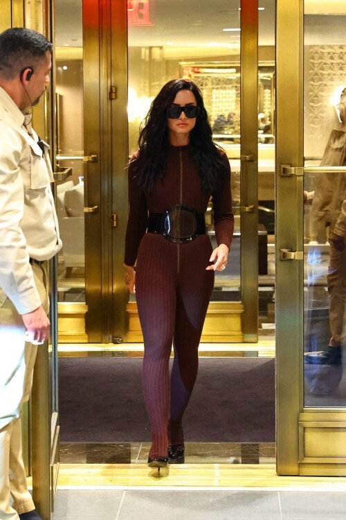 DemiLovato_BrownJumpsuit_September162025_24_d7e333dee119dd8d.jpeg