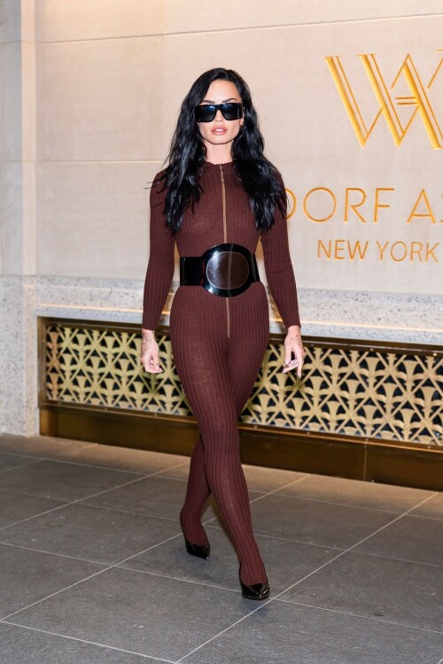 DemiLovato_BrownJumpsuit_September162025_2_ff076ca640e3db87.jpeg