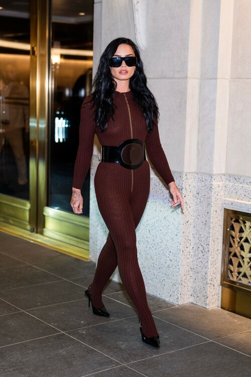 DemiLovato_BrownJumpsuit_September162025_7_bdd408cb38fd6949.jpeg