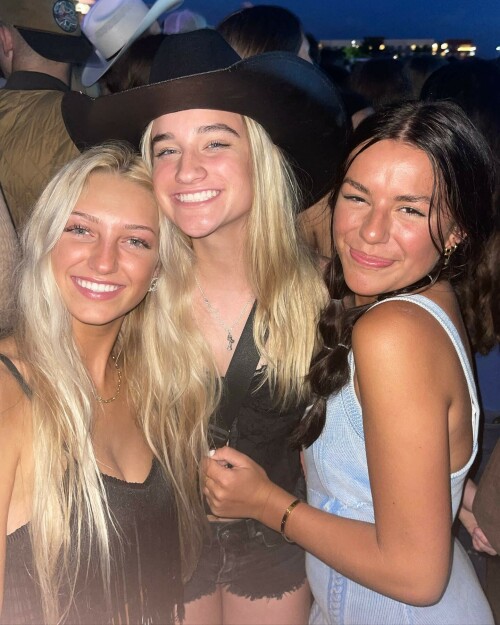 SydneyThomas_May2022_BlackCropTop_JeansShorts-490dd0821673dfd03.jpeg