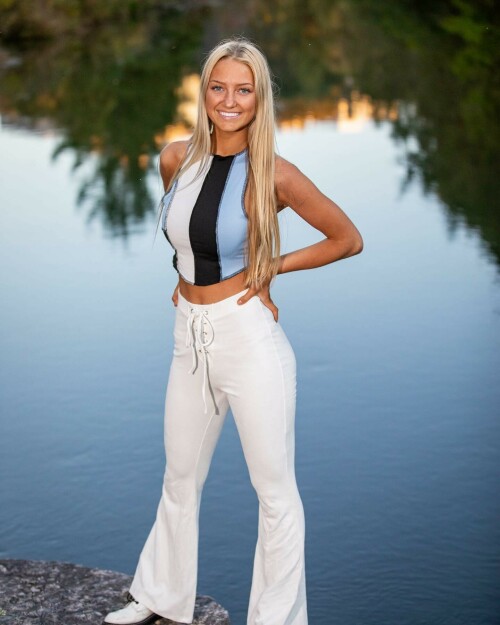 SydneyThomas_November2021_WhiteTrousers-30ac0b3f231682e3c.jpeg