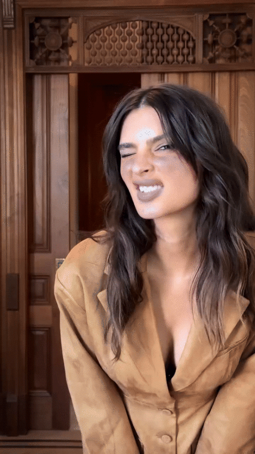 EmilyRatajkowski_LoungePhotoshoot_Gifs_2025_12_0ece94ffd60c120c.gif