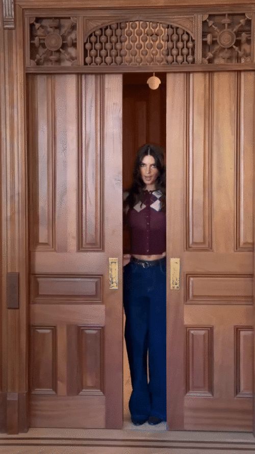 EmilyRatajkowski_LoungePhotoshoot_Gifs_2025_4_1fa716af971bac0c.gif