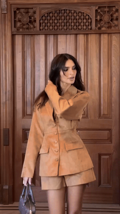EmilyRatajkowski_LoungePhotoshoot_Gifs_2025_7_23a633d2a493f288.gif