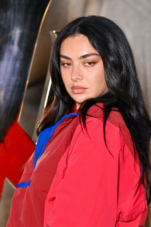 CharliXCX_ParisFashionWeek_September292025_14_960a9a704f68a288.jpeg