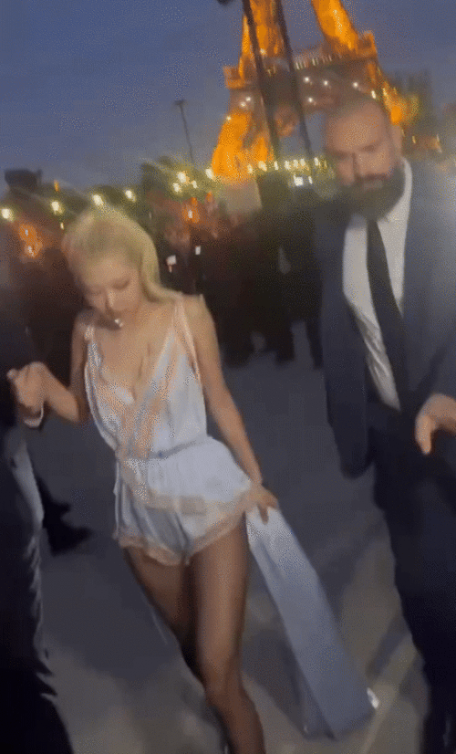 Rose_SaintLaurentShow_September292025_Gifs-494fedb0e36f416ba.gif