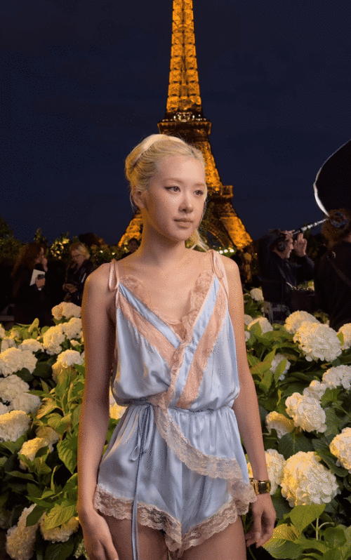 Rose_SaintLaurentShow_September292025_Gifs-524073b9ac6a78f48.gif