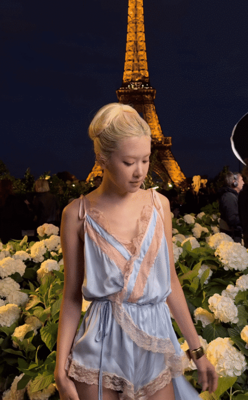Rose_SaintLaurentShow_September292025_Gifs-6998a189f26c9244c.gif