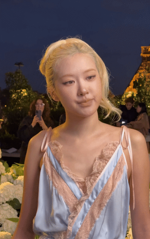 Rose_SaintLaurentShow_September292025_Gifs-750eddf574b9ccb1b.gif