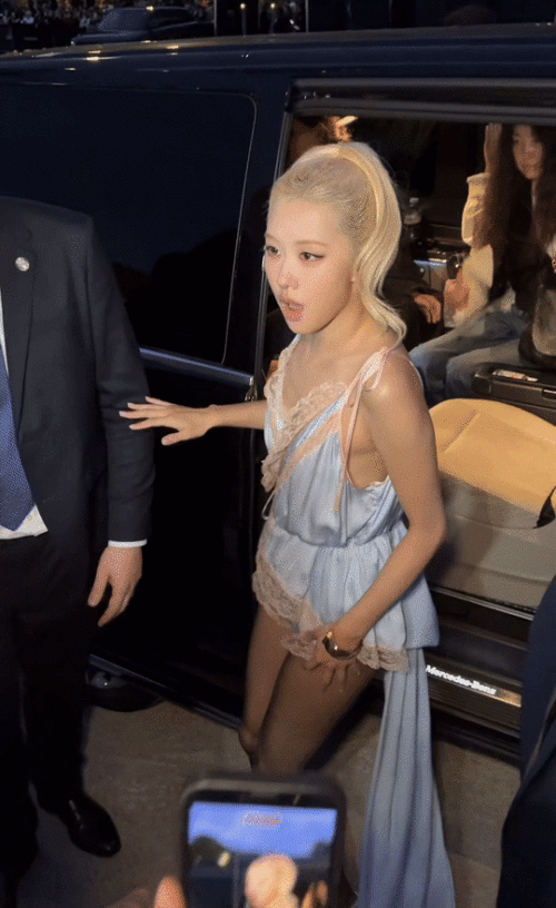 Rose_SaintLaurentShow_September292025_Gifs-8faec889b4a66d029.gif