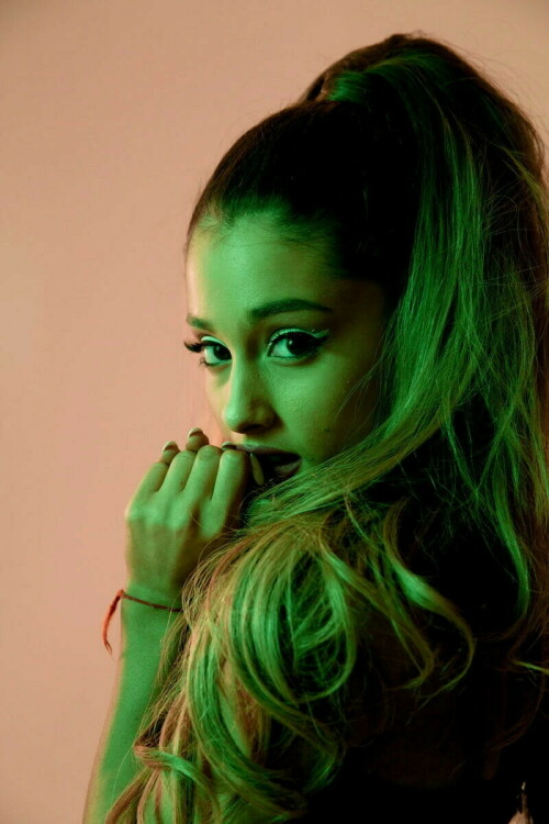 ArianaGrande_Billboard_Photoshoot2014_25000aac9bb48a5b17