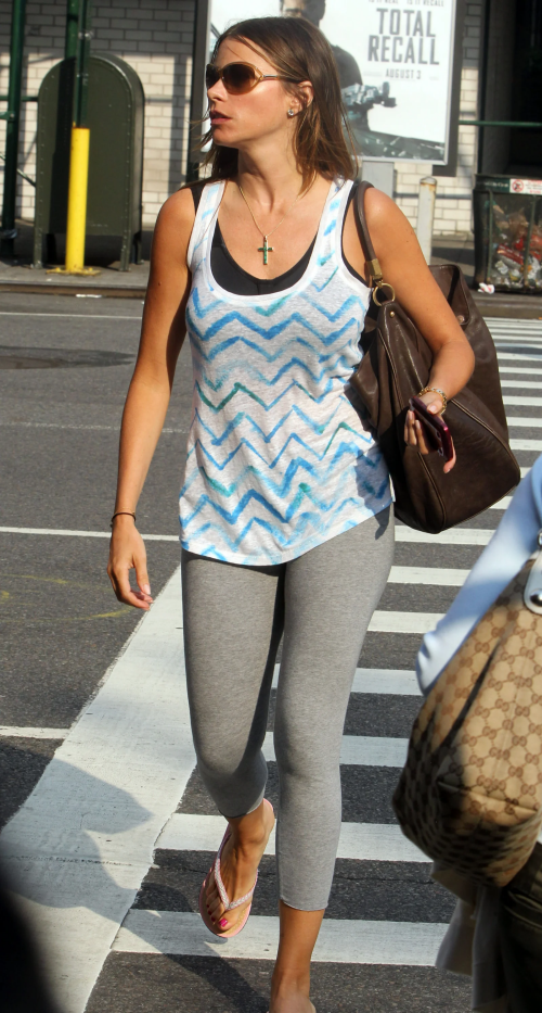 SofiaVergara_July232012_NYC_Candids_HQPics.Space_100002101411cb45488a74b7e7.png