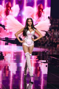 MadisonBeer_VictoriasSecretShow_OnStage_October152025_117_455f1c7e70136203