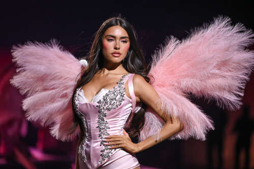 MadisonBeer_VictoriasSecretShow_OnStage_October152025_127_63e9466392e03985.jpeg