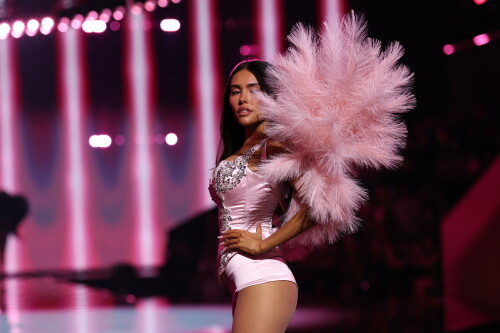 MadisonBeer_VictoriasSecretShow_OnStage_October152025_132_ffbf7fdd848f88ec.jpeg