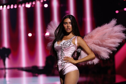 MadisonBeer_VictoriasSecretShow_OnStage_October152025_134_c568d38d6f68c51d.jpeg