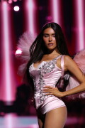 MadisonBeer_VictoriasSecretShow_OnStage_October152025_134_c568d38d6f68c51d