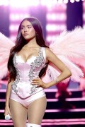 MadisonBeer_VictoriasSecretShow_OnStage_October152025_42_eb594cfd64eb4792