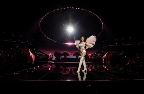 MadisonBeer_VictoriasSecretShow_OnStage_October152025_85_27b506e96bbfc087.jpeg