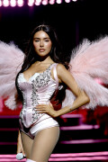 MadisonBeer_VictoriasSecretShow_OnStage_October152025_88_704c6086890888a4