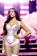 MadisonBeer_VictoriasSecretShow_OnStage_October152025_96_a447883b112b1ce2