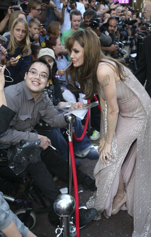 AngelinaJolie_SaltPremiere_London_August162010_HQPicsSpace_8_eab2c027e3c2b97c.jpeg