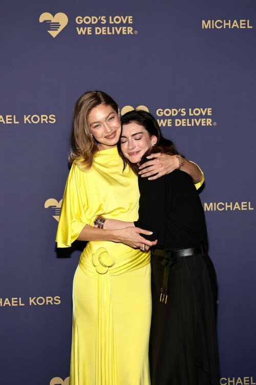 GigiHadid_GoldenHeartAwards_October252025_27_a240c1f409cdfe34.jpeg