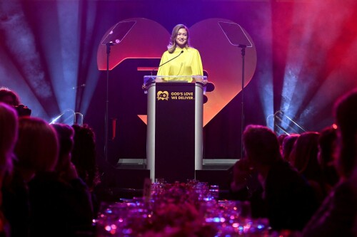 GigiHadid_GoldenHeartAwards_October252025_43_4f27add7d98f4efe.jpeg