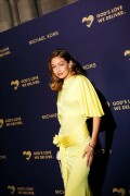 GigiHadid_GoldenHeartAwards_October252025_58_5f1b17b0fe4f7456
