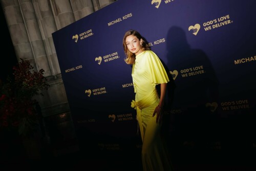 GigiHadid_GoldenHeartAwards_October252025_60_60e118db9345a95a.jpeg