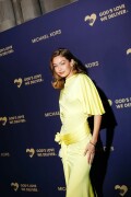 GigiHadid_GoldenHeartAwards_October252025_68_b43a1254183bcc7e