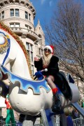 TaylorMomsen_MacysThanksgivingDayParade_November272025_14_9a1596a10dbf2945