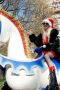 TaylorMomsen_MacysThanksgivingDayParade_November272025_1_8b0fa258aeeb055f