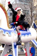 TaylorMomsen_MacysThanksgivingDayParade_November272025_24_2da0131fa74c426c
