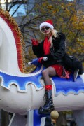 TaylorMomsen_MacysThanksgivingDayParade_November272025_2_7f50ab726a3d31ca