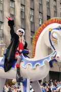 TaylorMomsen_MacysThanksgivingDayParade_November272025_35_904097a24b009477