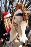 TaylorMomsen_MacysThanksgivingDayParade_November272025_38_302d23718371d87d