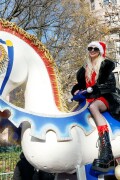 TaylorMomsen_MacysThanksgivingDayParade_November272025_3_4bc19d11c79cb5c6