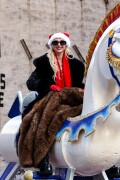TaylorMomsen_MacysThanksgivingDayParade_November272025_4_e8d3d08849bd6c9c