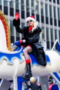 TaylorMomsen_MacysThanksgivingDayParade_November272025_5_f0563e89f18ece2e